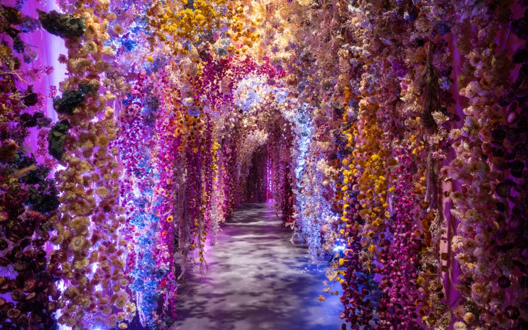 “Flowers” a Roma, tra petali e pennellate