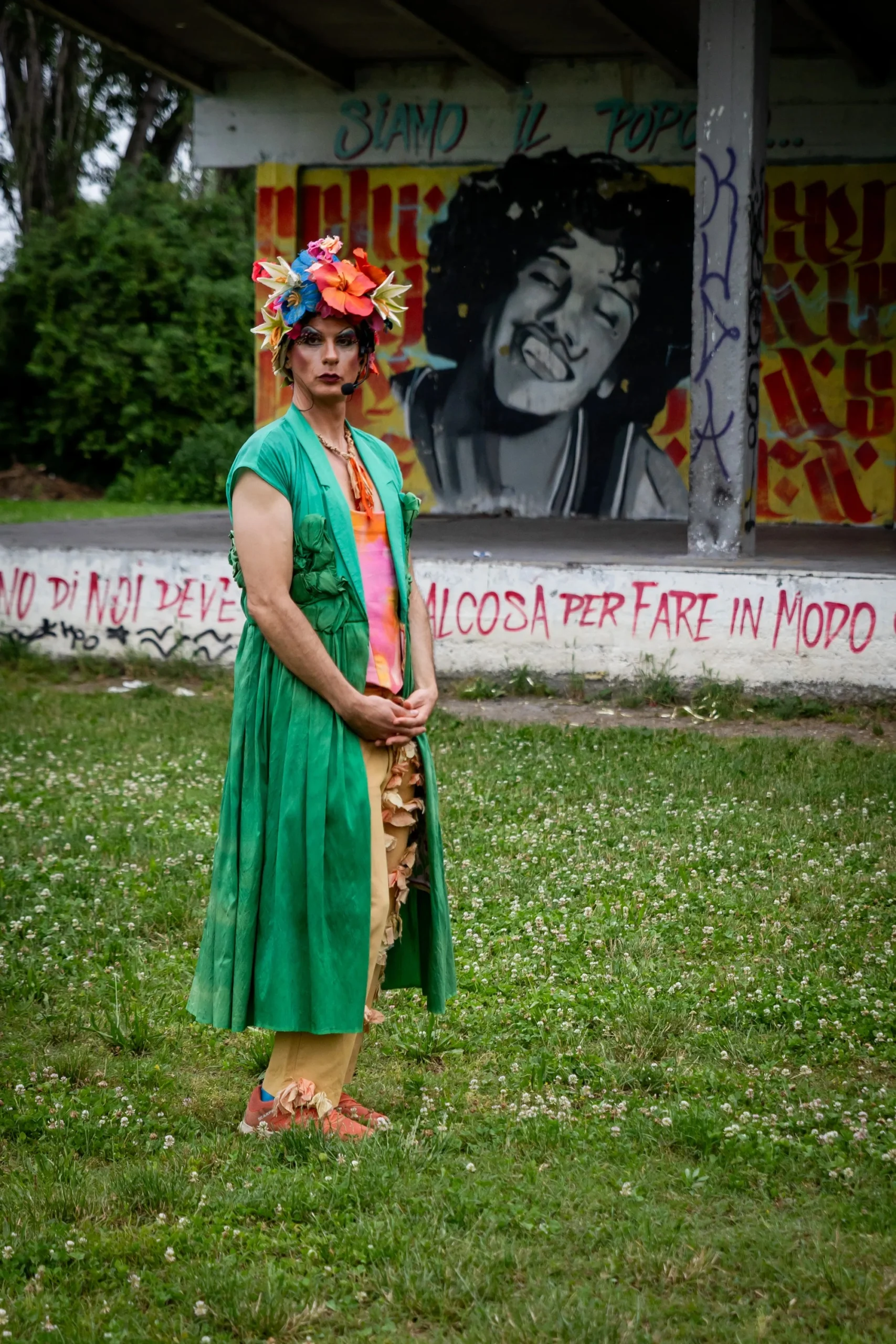 Botanica Queer Ulisse Romano photo Alessandro Villa Ulisse Romano in costume floreale per Botanica Queer in area urbana periferica con street art