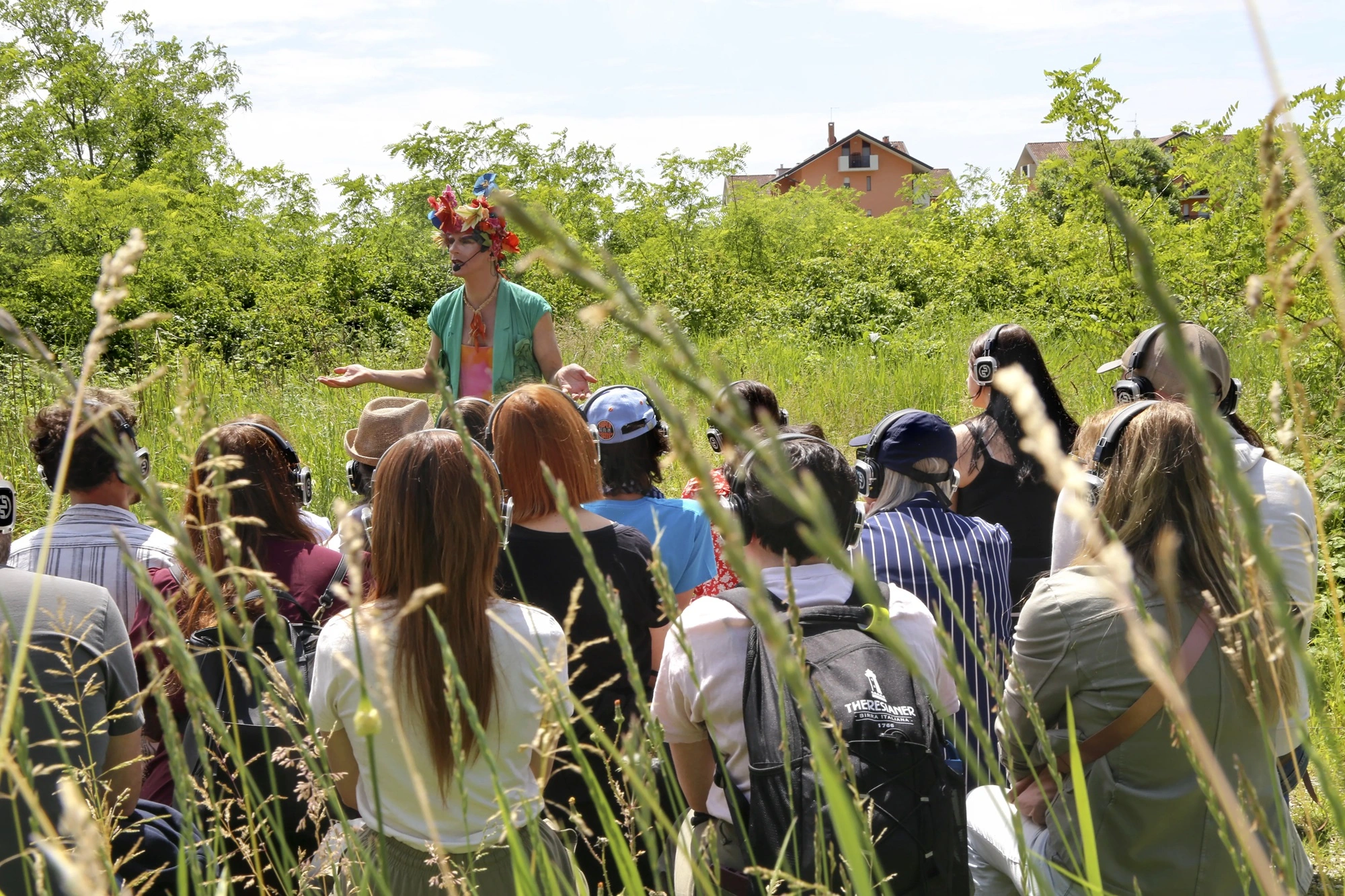 Botanica Queer natura Performance Botanica Queer: drag queen con corona floreale guida tour botanico nel verde