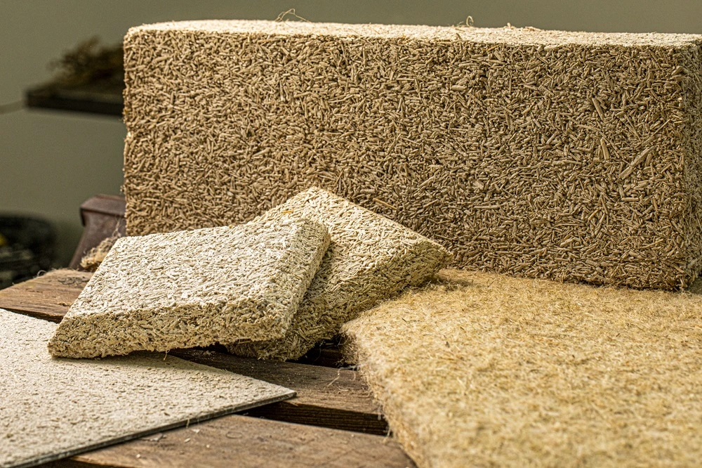 Biomattoni e pannelli isolanti in canapa per bioedilizia sostenibile