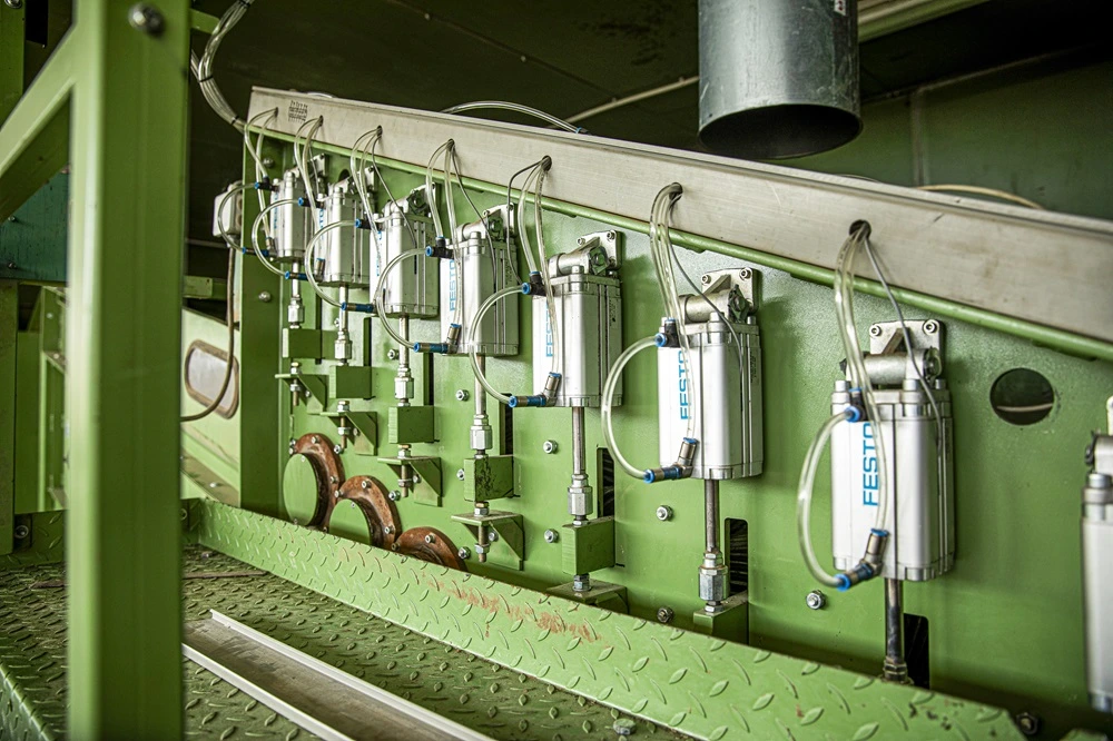 Dettaglio sistema pneumatico impianto di lavorazione canapa industriale WLhemp