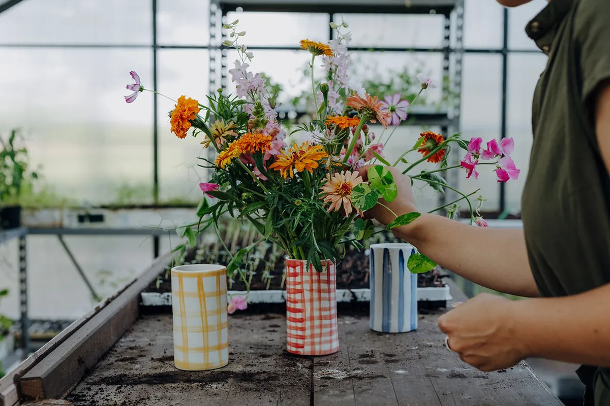 Bouquet di fiori di campo in vasi decorati, Wild Flowers Ferrara