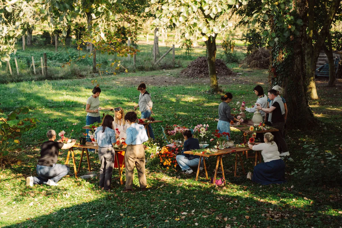 Partecipanti a workshop floreale Wild Flowers by Lucrezia Ficetti in campagna ferrarese