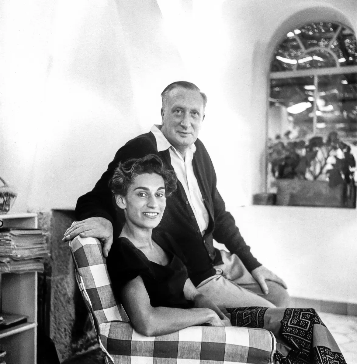 Ritratto storico di Lady Susana e Sir William Walton nel giardino di Forio, Ischia