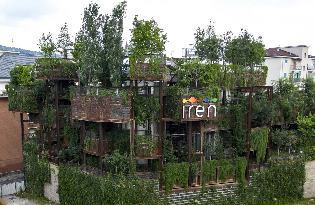 L’obiettivo della proprietà, in futuro, è di ospitare al suo interno sempre più eventi culturali. Aumentare l’accessibilità è una missione chiave, che già oggi registra un importante interesse da parte della cittadinanza, grazie innanzitutto ai momenti divulgativi pensati per le scuole, in cui ci si concentra sulla parte botanica, e a quelli per gli studenti del Politecnico, in cui si prendono in esame i risvolti tecnologici della struttura, con delle visite dal taglio più specialistico. Fra le categorie di persone che potrebbero apprezzare Heat Garden ci sono anche gli appassionati di alt-rock italiano. Fra le attrazioni, infatti, vi è pure un’installazione sviluppata dal co-fondatore dei Subsonica Davide Boosta Dileo, che ha trasformato in musica e melodie meditative i suoni che caratterizzano l’impianto.  Importante sottolineare come Heat Garden, essendo un luogo industriale in funzione, venga aperto al pubblico in occasione di eventi specifici, comunicati dal Gruppo Iren tramite i propri media, social e sito. Al di fuori di questi momenti non è possibile effettuare visite.