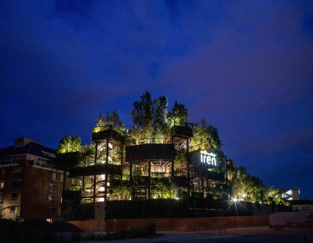 The Heat Garden nel tessuto urbano di San Salvario: l'impianto di teleriscaldamento Gruppo Iren illuminato di sera