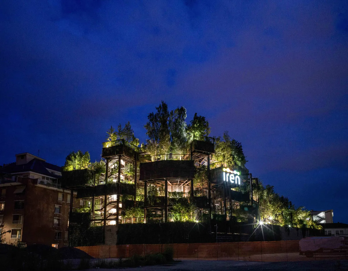 The Heat Garden nel tessuto urbano di San Salvario: l'impianto di teleriscaldamento Gruppo Iren illuminato di sera