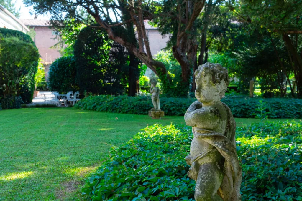 Putto in primo piano nel giardino di Palazzo d'Arco