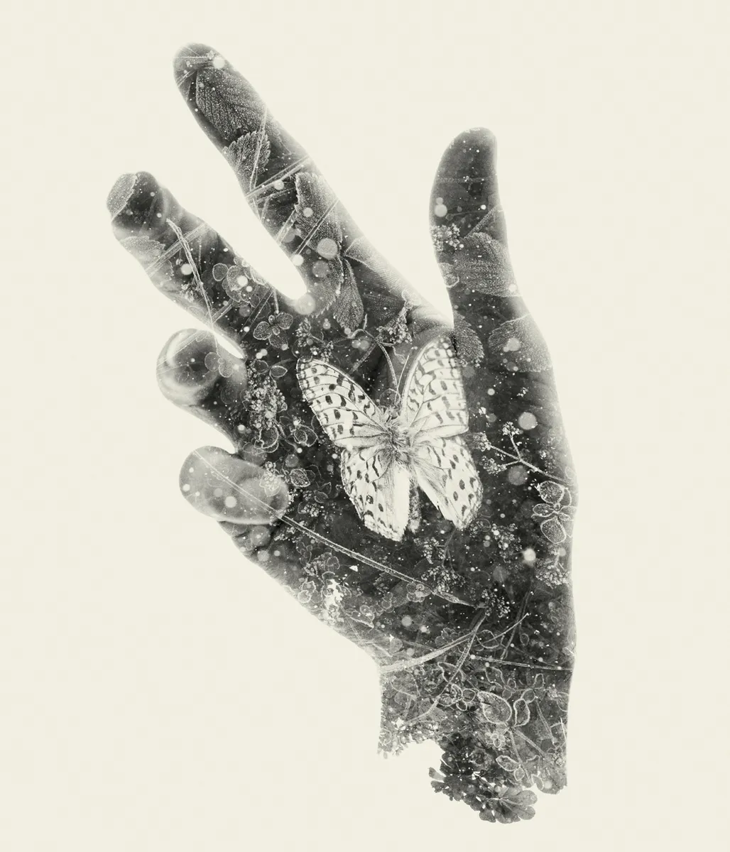 Doppia esposizione di mano con farfalla, bolle d'acqua e vegetazione, Christoffer Relander