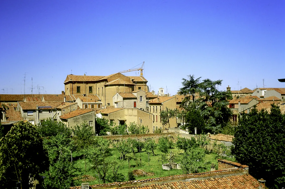 Orto urbano con alberi da frutto nel centro storico di Ferrara, fotografia Paolo Zappaterra