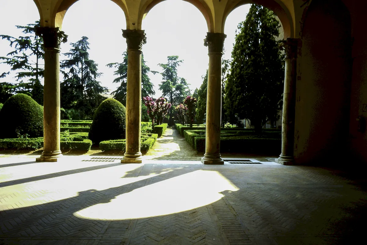 Loggiato e giardino formale del Museo Archeologico di Ferrara, fotografia Paolo Zappaterra
