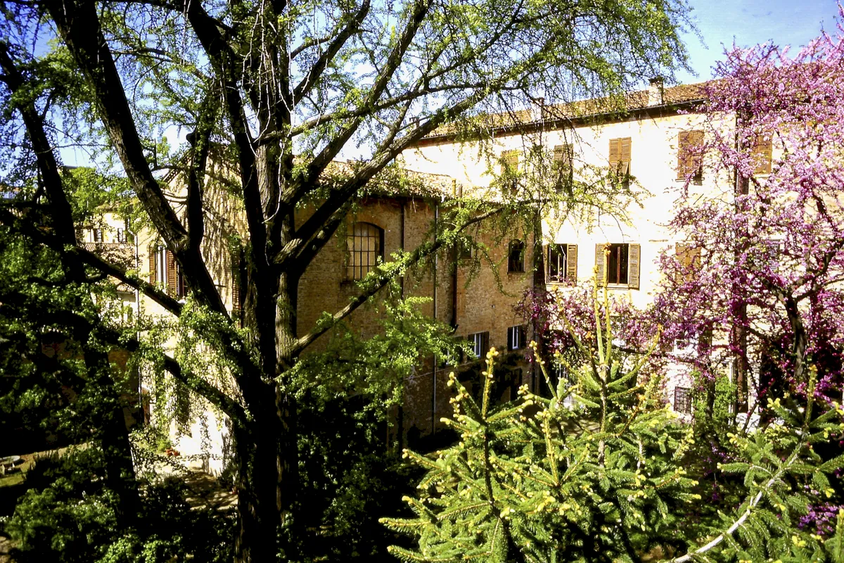 Palazzo ferrarese con giardino selvaggio primaverile, fotografia Paolo Zappaterra