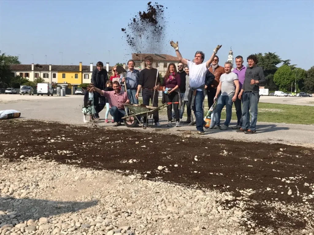 Semina collettiva al Prato della Fiera Persone che seminano insieme all’aperto.